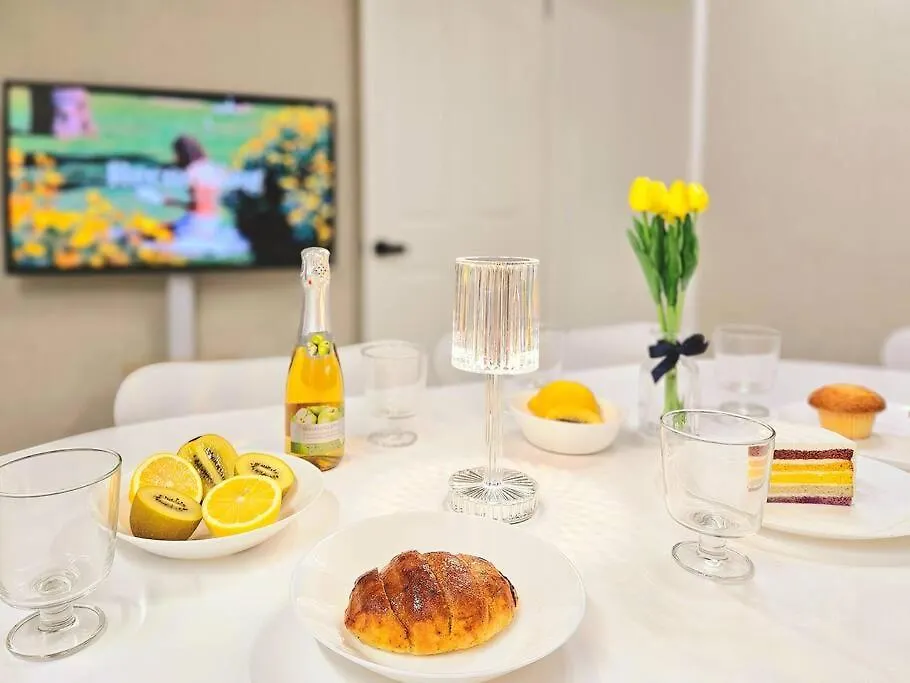 Gangnam Cozy Stay Near Sinnonhyeon, 3 Queen Beds, Sofa Seul