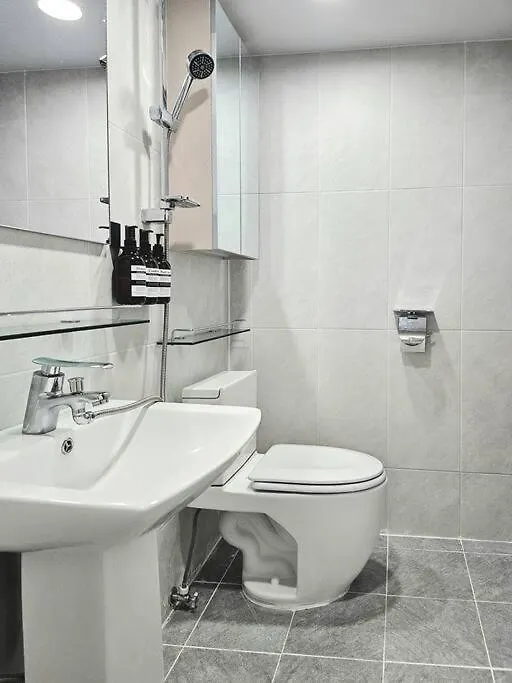 Gangnam Cozy Stay Near Sinnonhyeon, 3 Queen Beds, Sofa Seul Apartament