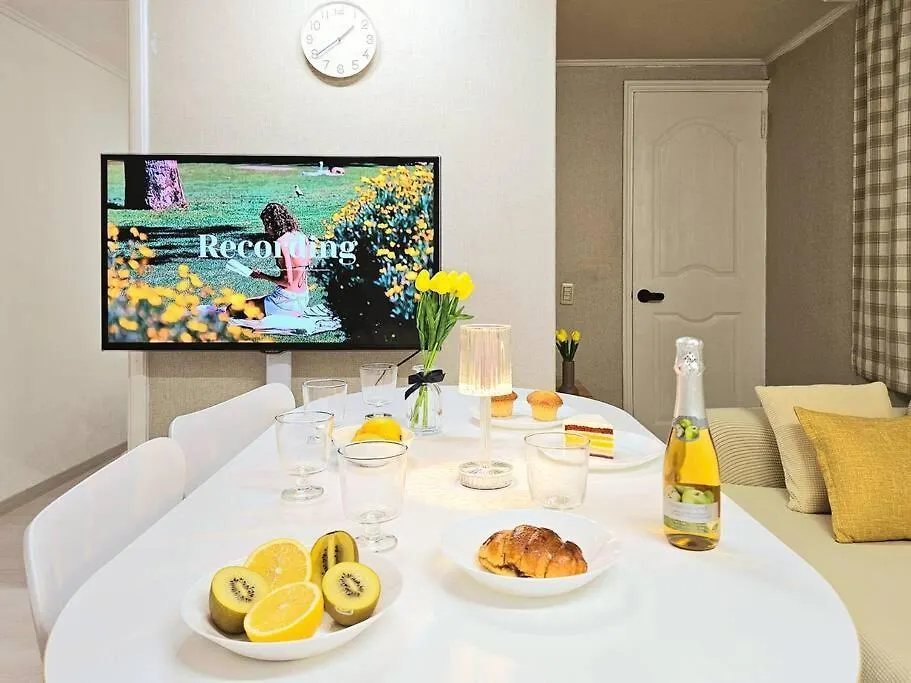 Gangnam Cozy Stay Near Sinnonhyeon, 3 Queen Beds, Sofa Seul