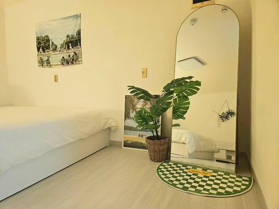 Gangnam Cozy Stay Near Sinnonhyeon, 3 Queen Beds, Sofa Szöul Apartman