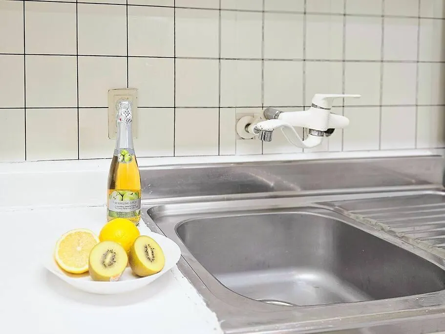 Gangnam Cozy Stay Near Sinnonhyeon, 3 Queen Beds, Sofa Szöul Apartman